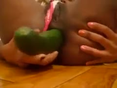 Hot ebony webcam who uses cucumber to plug her open backdoor